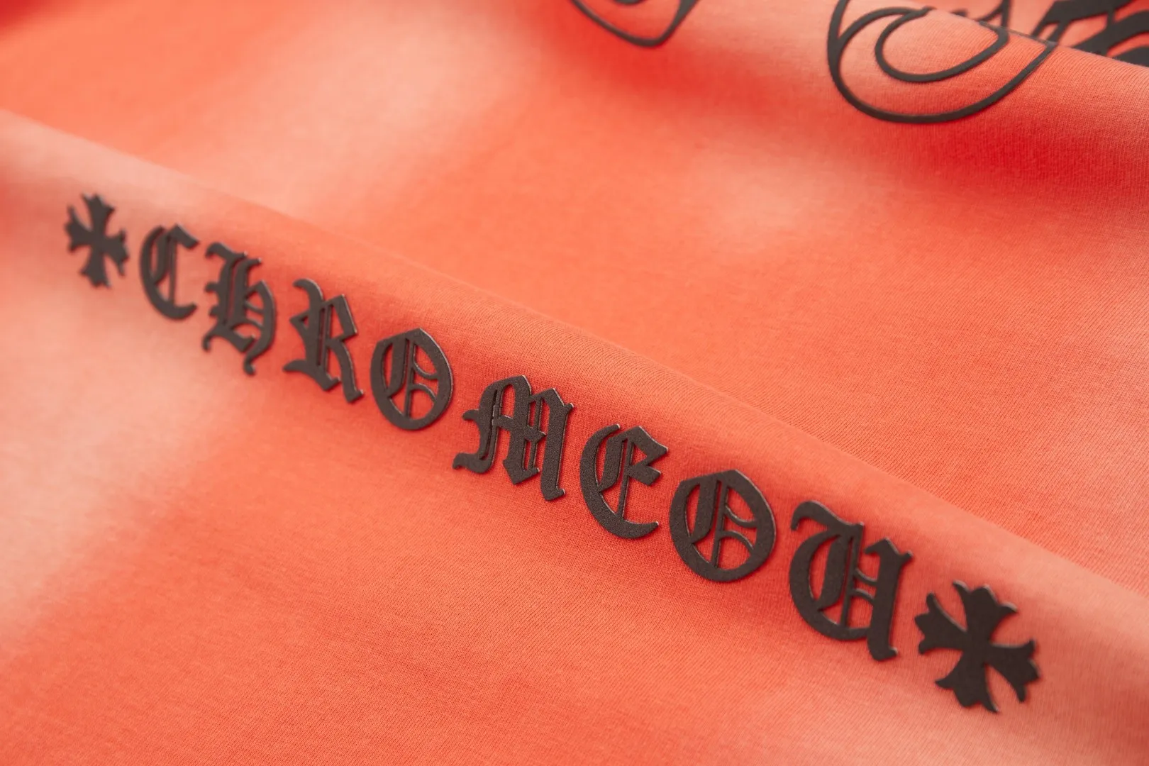 💰🅿️230 ✨CH✨🆕25SS spring and summer new style Crow Heart ✝ frame letter distressed printed short sleeves light luxury essential item for daily commuting for men and women Correct version Welcome to compare Detailed features · 280g 100% pure cotton double yarn jersey fabric · Custom dyed in the same vat with special thickened 32 double-strand 1X1 threads · Colorful foaming. Ready-made garments are dyed, then faded and fried with snowflakes, then washed to make them look old. Common washing improves the effect · Double-needle stitching and cross-stitching process · Original main mark, washed tag, branded moisture-proof paper packaging Color: black/white/orange Size: S/M/L/XL